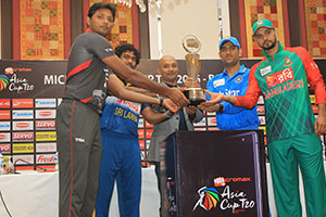 MS Dhoni of India with Bangladeshs skipper Mashrafe Bin Mortaza Amjad Javed of UAE and Lasith Malinga of Sri Lanka at Micromax Asia Cup