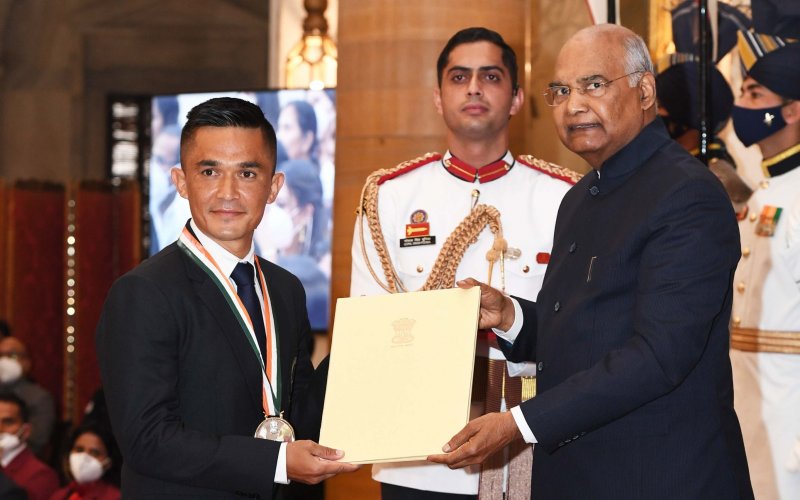Sunil Chhetri receives the Major Dhyan Chand Khel Ratna Award from President Ramnath Kovind 800x500