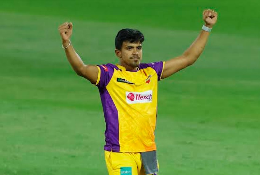 Theekshana and Sams bowl out Dubai Capitals for 104 and lift Sharjah Warriors to a nine wicket win