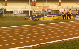 Athelatic 100 mts start pole vault