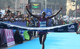 Kenyas Gideon Kipketer crosses the finish SCMM 2016 Mens title