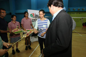 Saina-Nehwal-at-the-launch-of-Shuttle-Express-at-Noida1