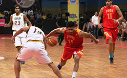 Siddhant Shinde of Pune Peshwas in red against Haryana Gold in white in UBA Pro Basketball League 2016