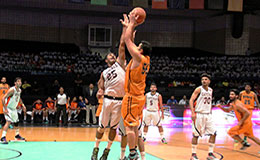 Smithin of Delhi Capitals closes out Gagandeep of Mumbai Challengers during their third north division semifinals