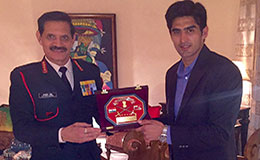 Army Chief Gen Dalbir Singh Suhag felicitating Vijender Singh