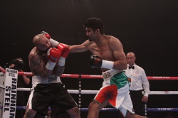 Vijender Singh beats Samet Hyuseinov to record his third consecutive pro win