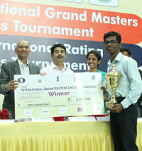 SP-Sethuraman-receiving-the-Winners-trophy