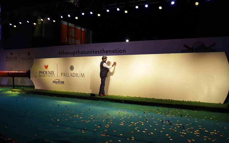 Kapil Dev signs the Largest Bat that won the Guinness World Record