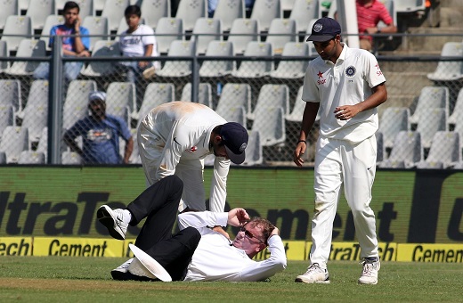 Umpire Paul Reiffel