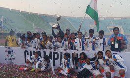 Indian-Women-contingent-celebrate-with-the-trophy-in-Islamabad