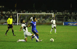 Jeje-Lalpeklua-is-being-challenged-by-Mehrajuddin-Wadoo-during-their-Federation-Cup