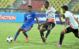 Romeo-Fernandes-in-action-against-Mumbai-FC