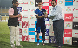 Sunil-Chhetri-receiving-the-Hero-of-the-Match-award-for-I-League-Vice-Chairman-Ankur-Dutta-in-the-semifinal-at-the-Nehru-Stadium