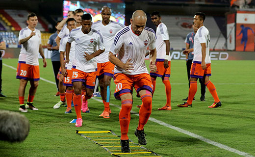 FC Pune City players warm up