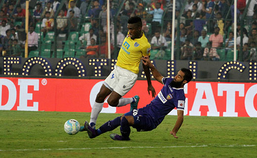 Kervens Belfort of Kerala Blasters FC and Mehrajuddin Wadoo of Chennaiyin tackle for ball possession