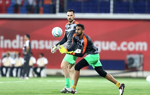 Mumbai City FC goalkeepers AmrinderSinghand RobertoVolpatoatpractice