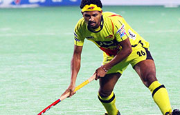 Birendra-Lakra-in-action-against-Delhi-Waveriders-in-Delhi-in-Hero-HIL-2014