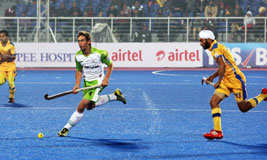 Delhi-Waveriders-Jason-Wilson-in-action-against-Jaypee-Punjab-Warriors-in-Chandigarh-in-the-Hero-HIL-2014