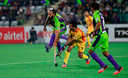 Delhi Waveriders and Ranchi Rays in action 2