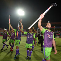 Delhi-Waveriders-team-after-winning-the-2nd-semi-finals-against-JPW