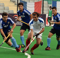 Guillaume-Deront-C-of-FRA-in-action-against-ARG-in-their-HHJW-Cup-Men-2013-match-on-8th-Dec-2013-at-delhi