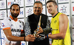 Indian Captain Sardar Singh and Australian Captain Somon Orchard presenting a memento to Chhattisgarh Chief Minister Dr Raman Singh