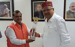 Narinder Dhruv Batra President of Hockey India is presenting Hockey India Momento to Dr Raman Singh Honble Chief Minister Chhattisgarh in Raipur