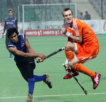 Saari-Fitri-C-of-MAS-in-action-against-NED-in-there-HHJW-Cup-Men-2013