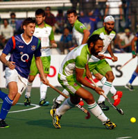 Sardar Singh in action along with his team mates
