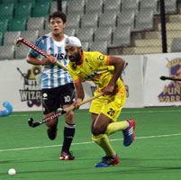 Talwinder-singh-of-IND-in-action-against-ARG-in-their-HHJW-Cup-Men-2013-match-on-12th-Dec-2013-at-Delhi