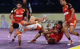 Ajay Thakur of Puneri Paltan is air borne as Bengaluru Bulls captain Surjeet Narwal attempts an ankle hold in match 28 of Pro Kabaddi League 2016