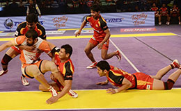 Ajay Thakur of Puneri Paltan trying escape against Bengaluru Bulls defense in Star Sports Pro Kabaddi Season 3