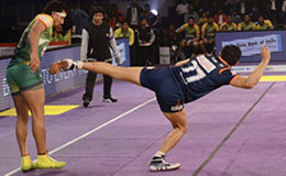 Bengal Warriors Nitin Tomar trying a side kick on Vinod Kumar of the Patna Pirates in match 19 of the Star Sports Pro Kabaddi season 3 in Kolkata