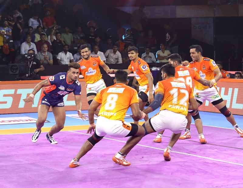 Bengal Warrirors Maninder Singh showcases his raiding skills against Puner Paltan