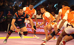 Captain Dinesh Kumar Bengal Warriors patrols the Puneri Paltan den