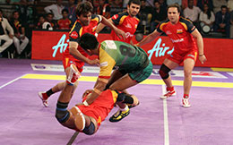 Deepak Narwal Patna Pirates tackled by a Bengaluru Bulls defender