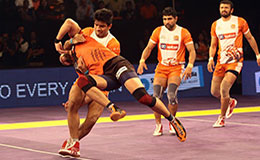 Deepak Niwas Hooda of Puneri Paltan flips over Rakesh Kumar of U Mumba in star sports Pro Kabadi season 3