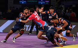 Jaipur Pink Panthers Sonu Narwal hemmed in by rivals Bengal Warriors in Match 21 of the Star Sports Pro Kabaddi season 3