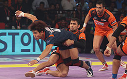 Jang Kun Lee Bengal Warriors tries to reach the mid line as he is grabbed by Mohit Chhillar U Mumba 