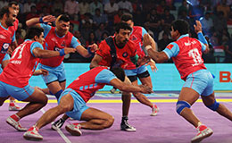 Kashiling Adake Dabang Delhi is tackled by the Jaipur Pink Panthers defence