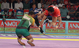 Kashiling Adake Dabang Delhi leaps over D Suresh Kumar Patna Pirates