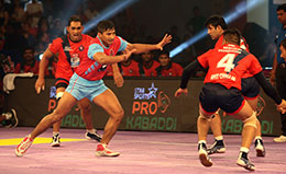 Kuldeep Singh Jaipur Pink Panthers prowls the Dabang Delhi den