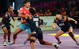 Kuldeep Singh blocked off by Girish Ernak of Bengal Warriors in Match 40 of the Star Sports Pro Kabaddi season 3