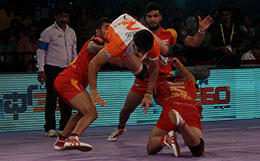 Mahipal Narwal of Puneri Paltan tries to jump over the Bengaluru Bulls defence