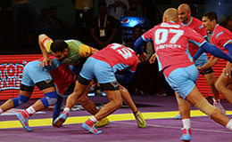 Manpreet Singh captain Patna Pirates blocked by Rohit Rana and Ran Singh in Star Sports Pro Kabaddi season 3