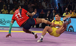 Meraj Sheykh Telugu Titans tackles Kashiling Adake Dabang Delhi
