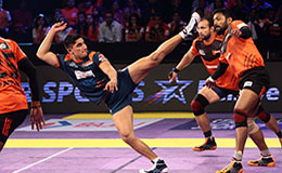 Nitin Tomar of Bengal Warriors attempts to get Shabeer Bappu of U Mumba with a side kick in match 27 of the Star Sports Pro Kabaddi season 3