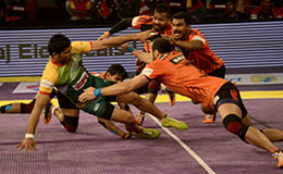 Pardeep Narwal tackled by U Mumba defense in Match 13 of the Star Sports Pro Kabaddi season 3