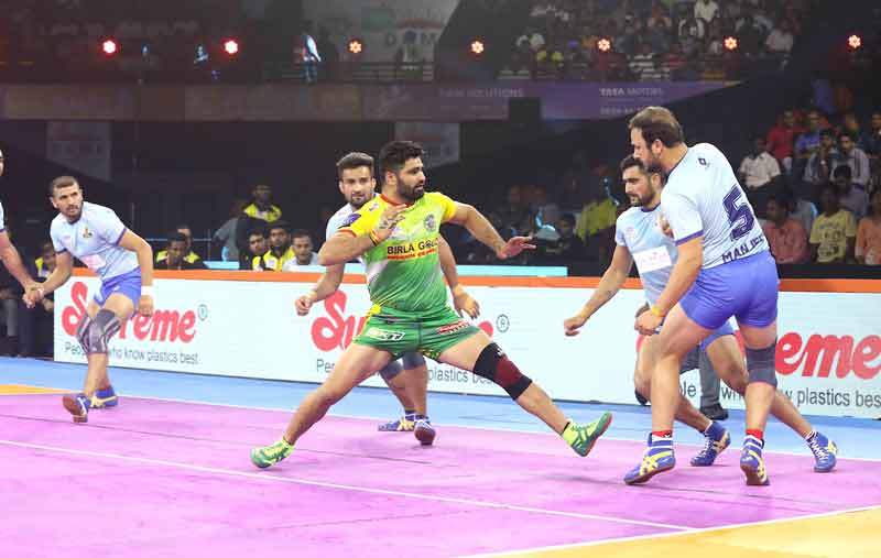 Patna Pirates Record breaker Pardeep Narwal showcases his raiding skills against Tamil Thalaivas