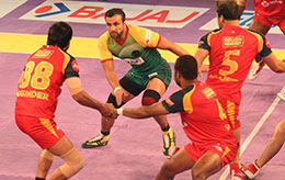 Patna Pirates Rakesh Kumar in the Benguluru Bulls Den in Pro Kabaddi League